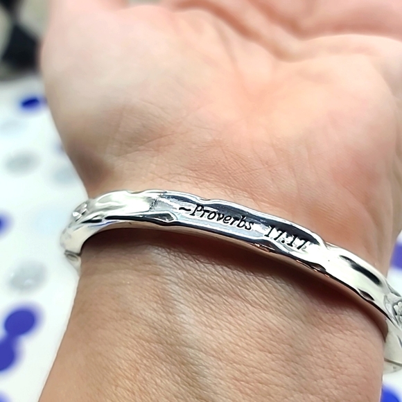 Brighton "FOOTPRINTS:Proverbs 17:17" Hinged Bangle w Inset Swarovski Crystals! - Picture 8 of 9